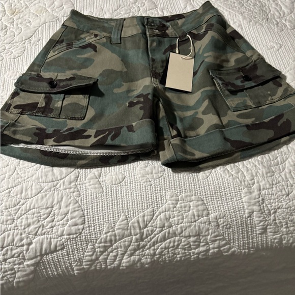 NWOT Women's Camouflage Jean Shorts SZ‎ S (Waist 26) - Picture 3 of 3